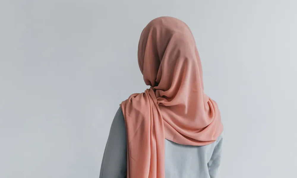 Haaruitval door het dragen van een hoofddoek: Oorzaken, preventie en oplossingen