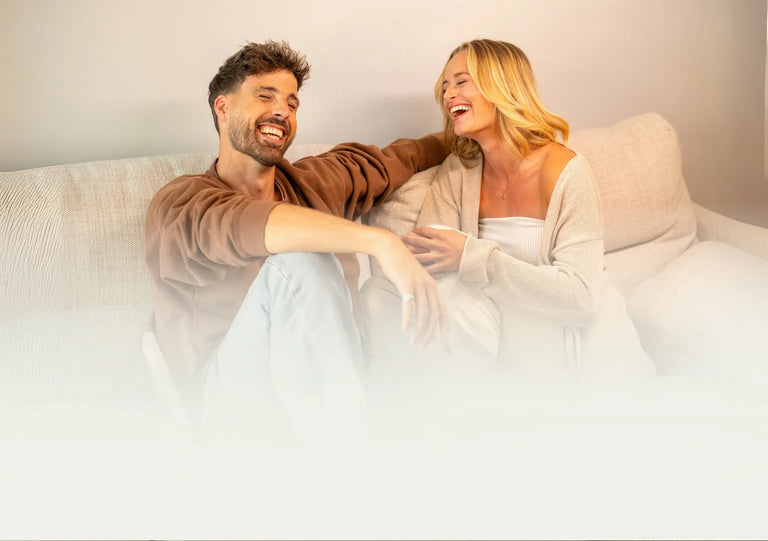 Hairgivers koppel lachend op bank