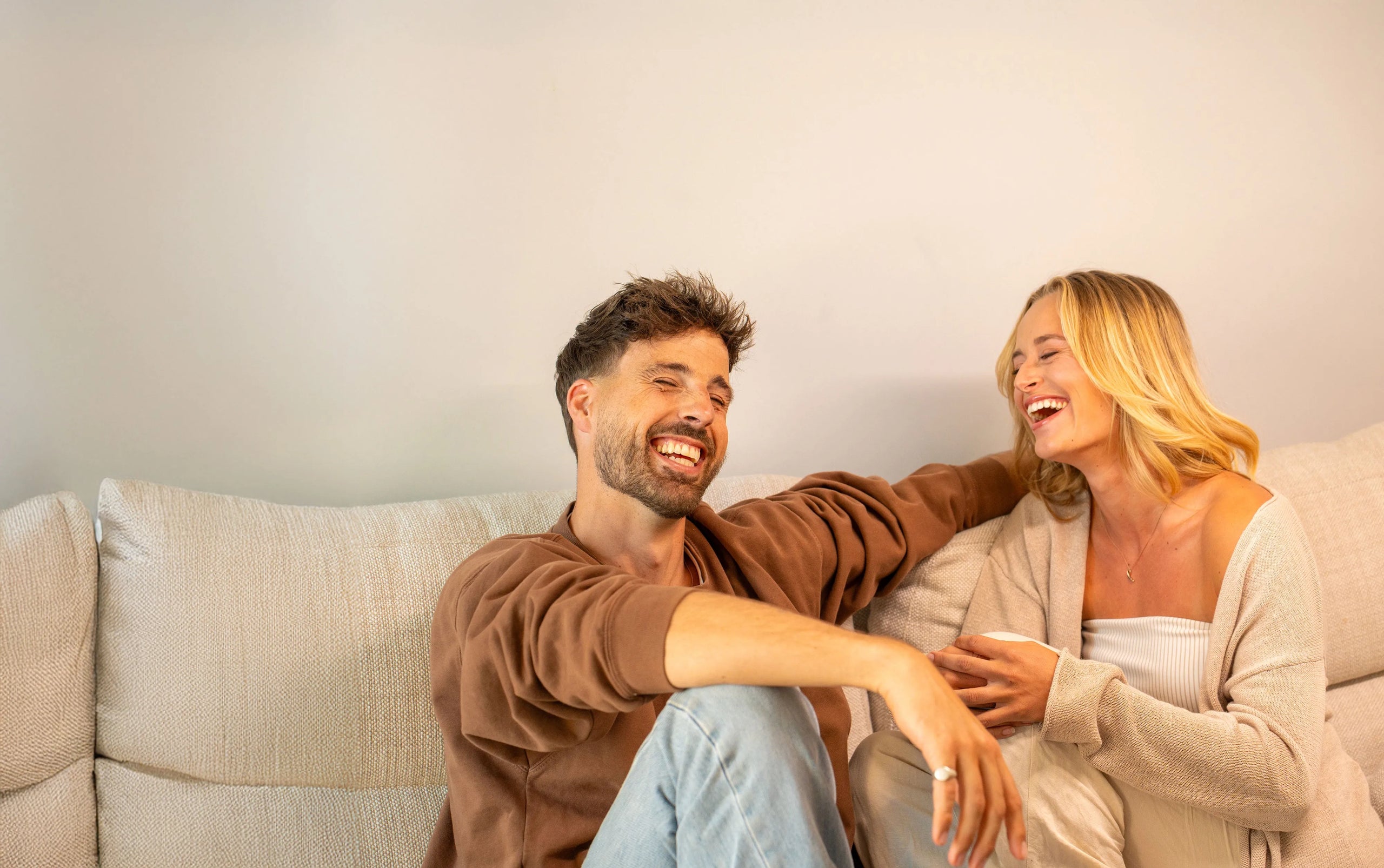 Hairgivers koppel lachend samen op bank