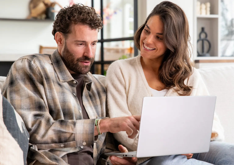 Koppel zit op de bank en vraagt advies aan bij Hairgivers
