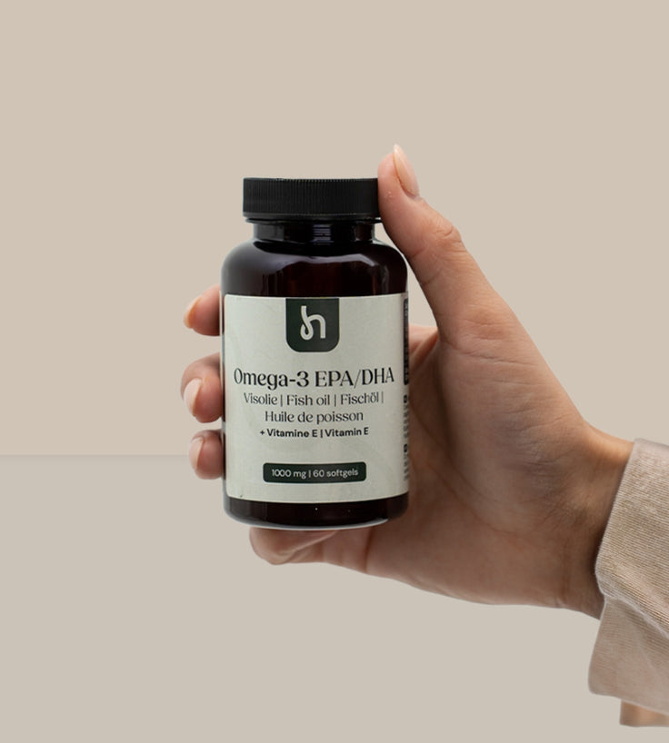 Omega 3 in hand van vrouw