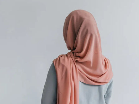 Haaruitval door het dragen van een hoofddoek: Oorzaken, preventie en oplossingen