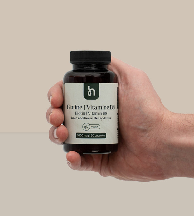 Biotine in hand van man